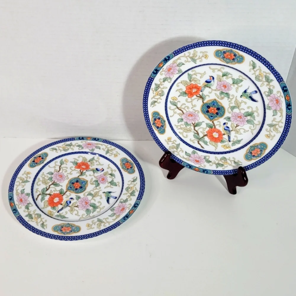 Distinctive Settings Ming Pattern Fine Porcelain Plates Lot of Two 8